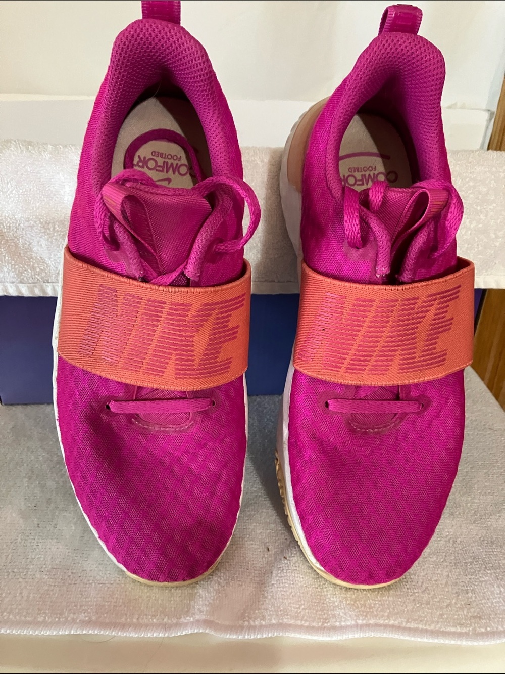 Nike Renew In-Season TR9 Women’s Sz 7 Sneaker Vibrant Hot Pink & Orange
